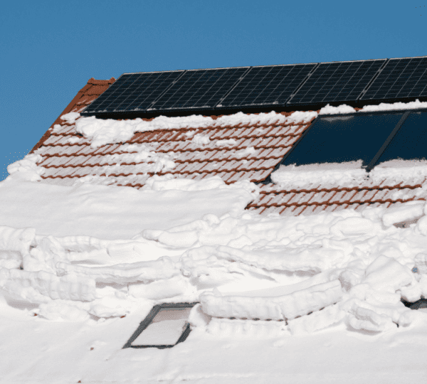 Snow on Solar Panels: Smart Solutions and Performance Impact
